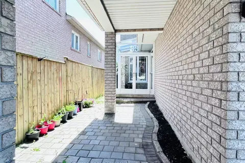 33 Toporowski Avenue, ON L4S 2G9