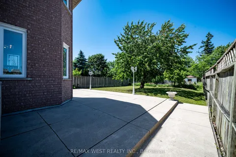 16 Oak Avenue, ON L4C 6R7