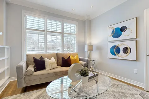 27 Gleave Court, ON L4G 7L9