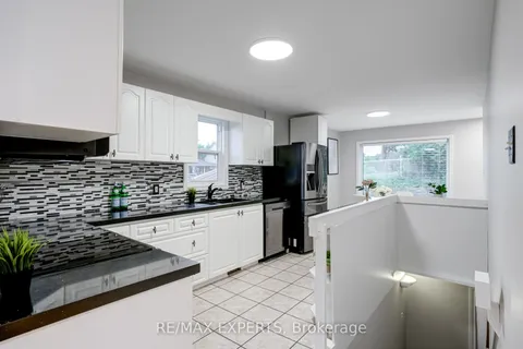 302 Avenue Road, ON L3Y 1P2