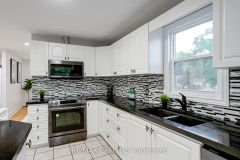 302 Avenue Road, ON L3Y 1P2