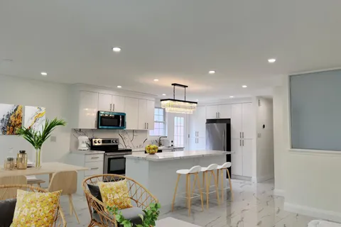 474 Sandford Street, ON L3Y 4S7