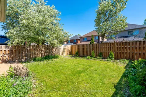 17 Henderson Crescent, ON L9R 1Y3