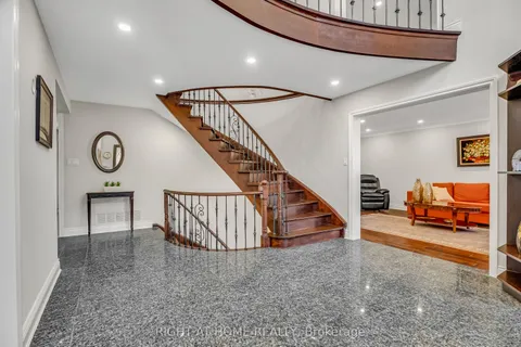 373 Firglen Ridge, ON L4L 1N6