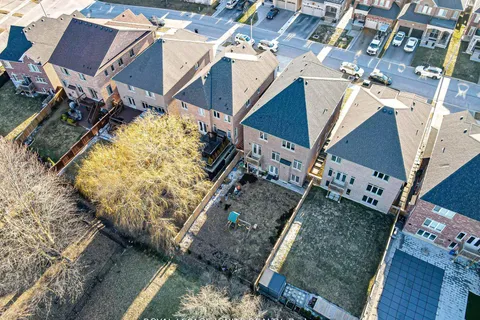 61 Gibson Circle, ON L3Z 0X1