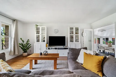 12 Easy Street, ON L0E 1N0