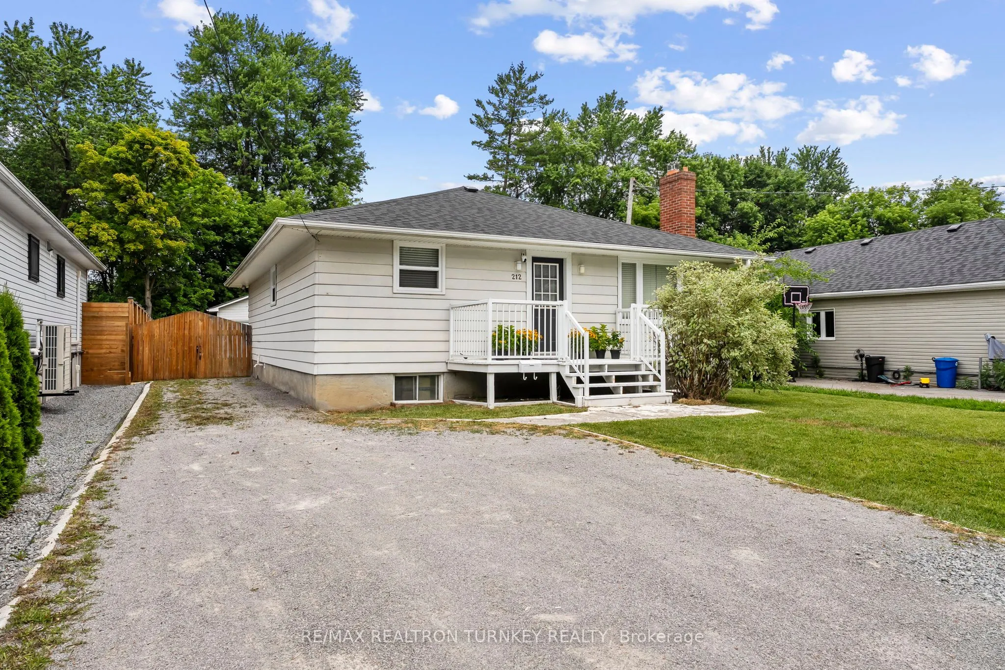 212 Bayview Avenue, ON L4P 2T2