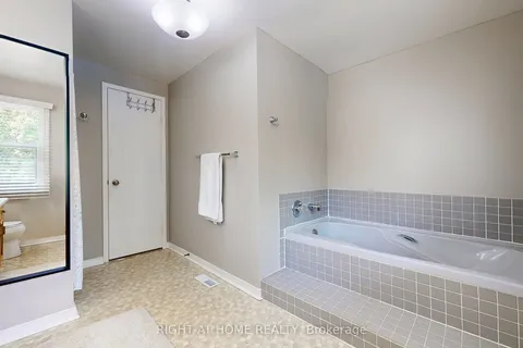 363 CROSSLAND Gate, ON L3X 1B5