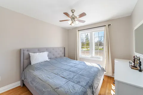 136 Eagle Street, ON L3Y 1J4