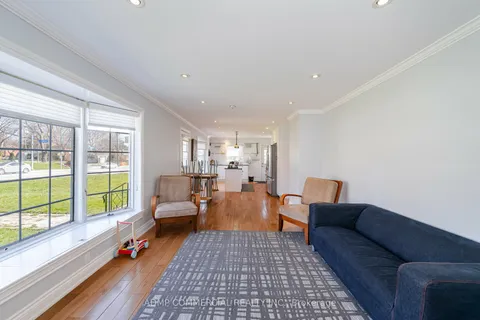 136 Eagle Street, ON L3Y 1J4