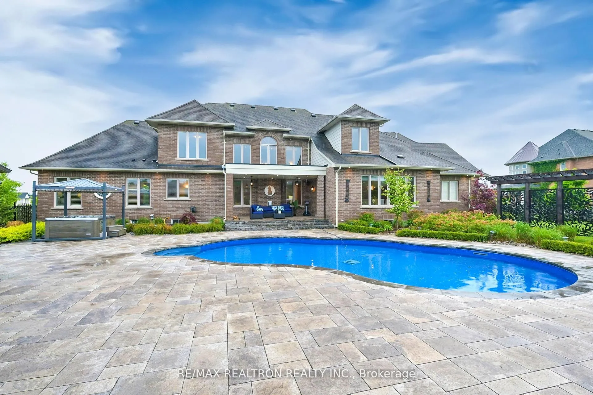 15 Pine Vista Avenue, ON L4A 1R9