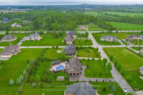 15 Pine Vista Avenue, ON L4A 1R9