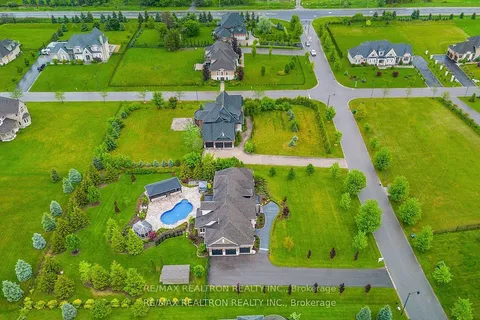 15 Pine Vista Avenue, ON L4A 1R9