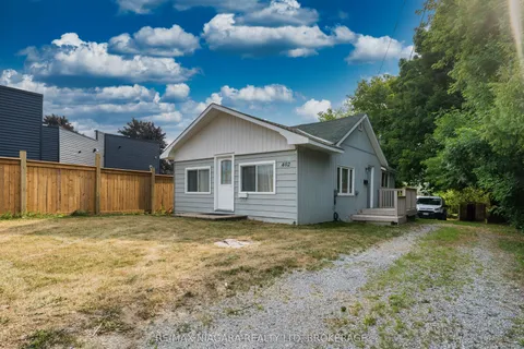 402 The Queensway South N/A, ON L4P 2C5