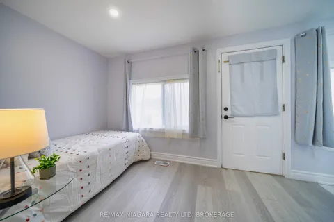 402 The Queensway South N/A, ON L4P 2C5