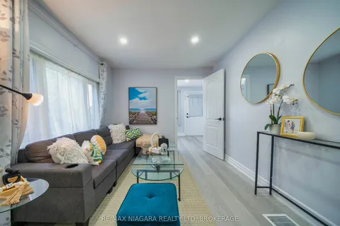 402 The Queensway South N/A, ON L4P 2C5