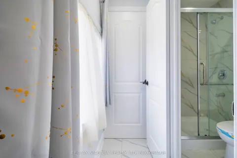 402 The Queensway South N/A, ON L4P 2C5