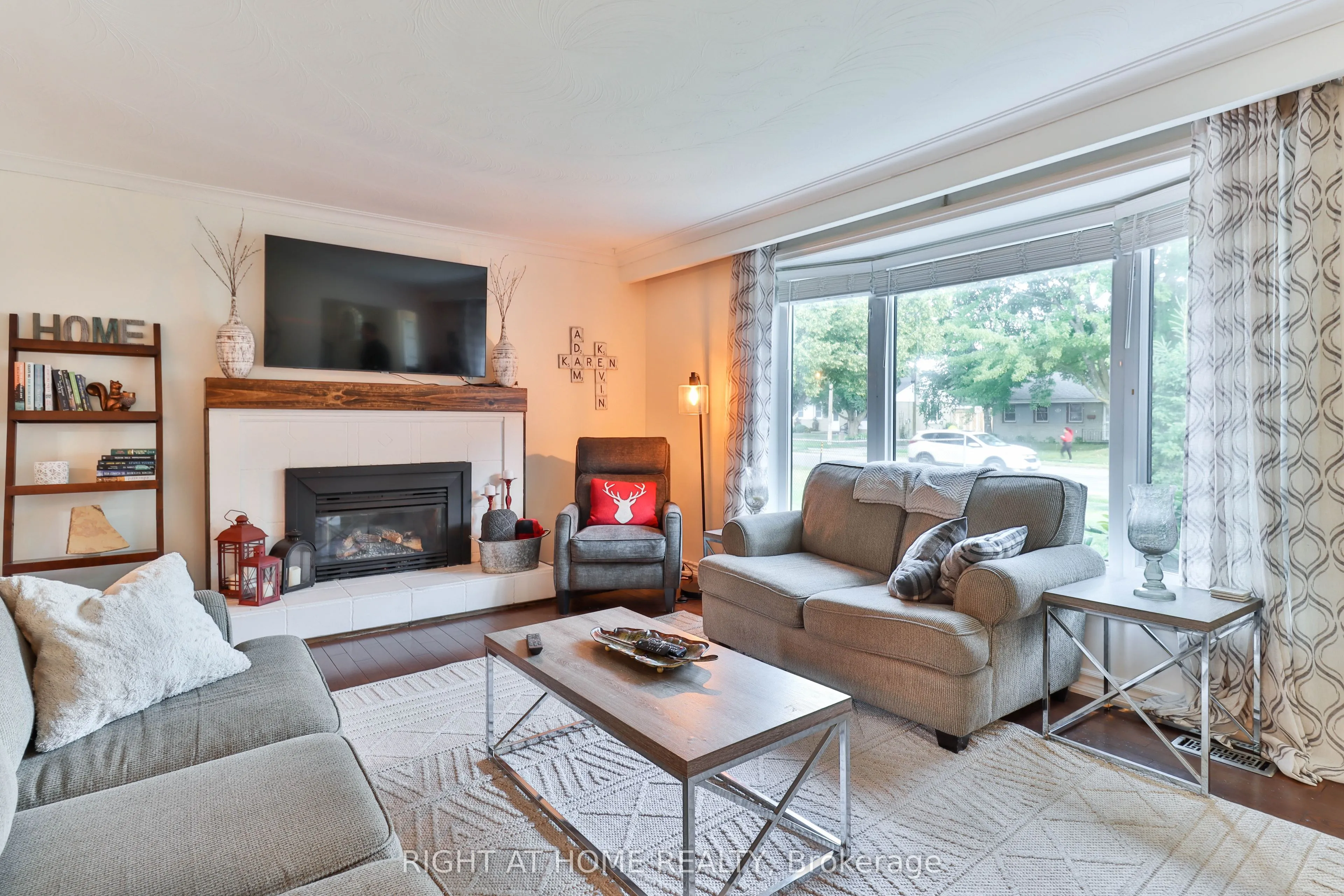 819 Srigley Street, ON L3Y 1X9