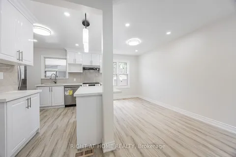 225 Essex Avenue, ON L4C 2C1