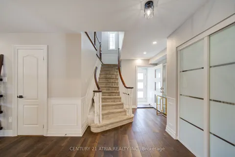 18 Park Lane Circle, ON L4C 6S8