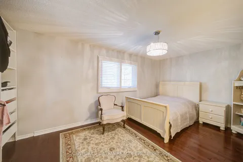 18 Park Lane Circle, ON L4C 6S8