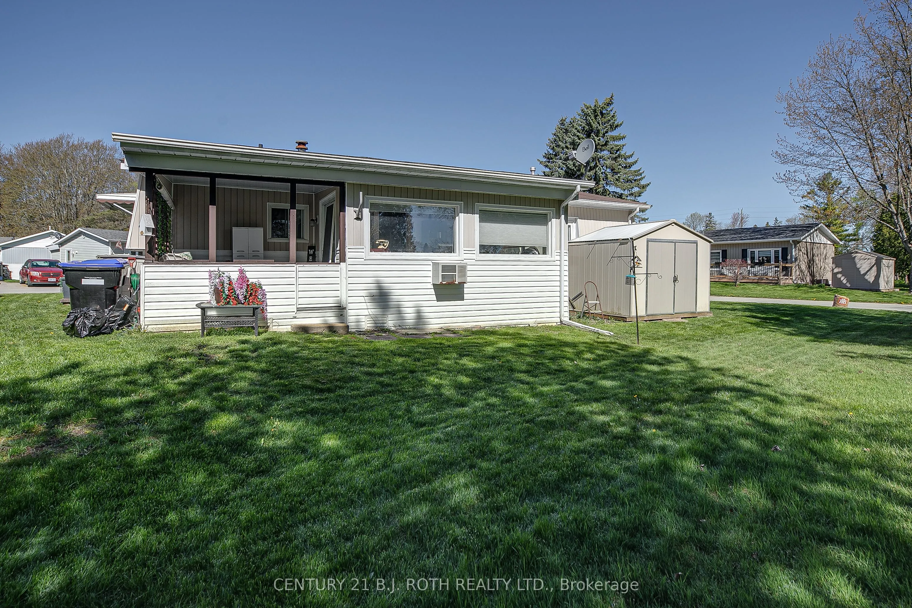 Detached kitchen at 112 Linden Lane Innisfil