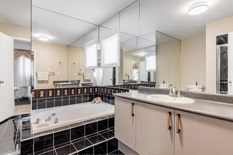 5 Mandel Crescent, ON L4C 9Z7