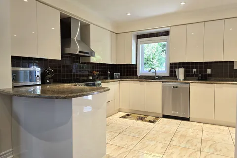 86 Larratt Lane, ON L4C 0E2