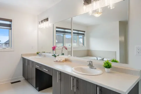 27 Scarlet Way, ON L3Z 0T4