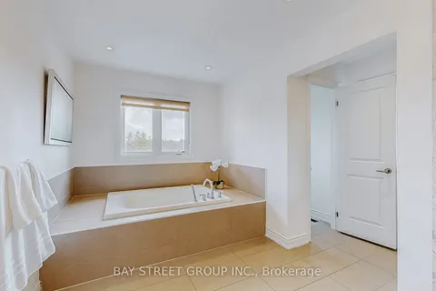 71 MANOR GLEN Crescent, ON L0G 1M0