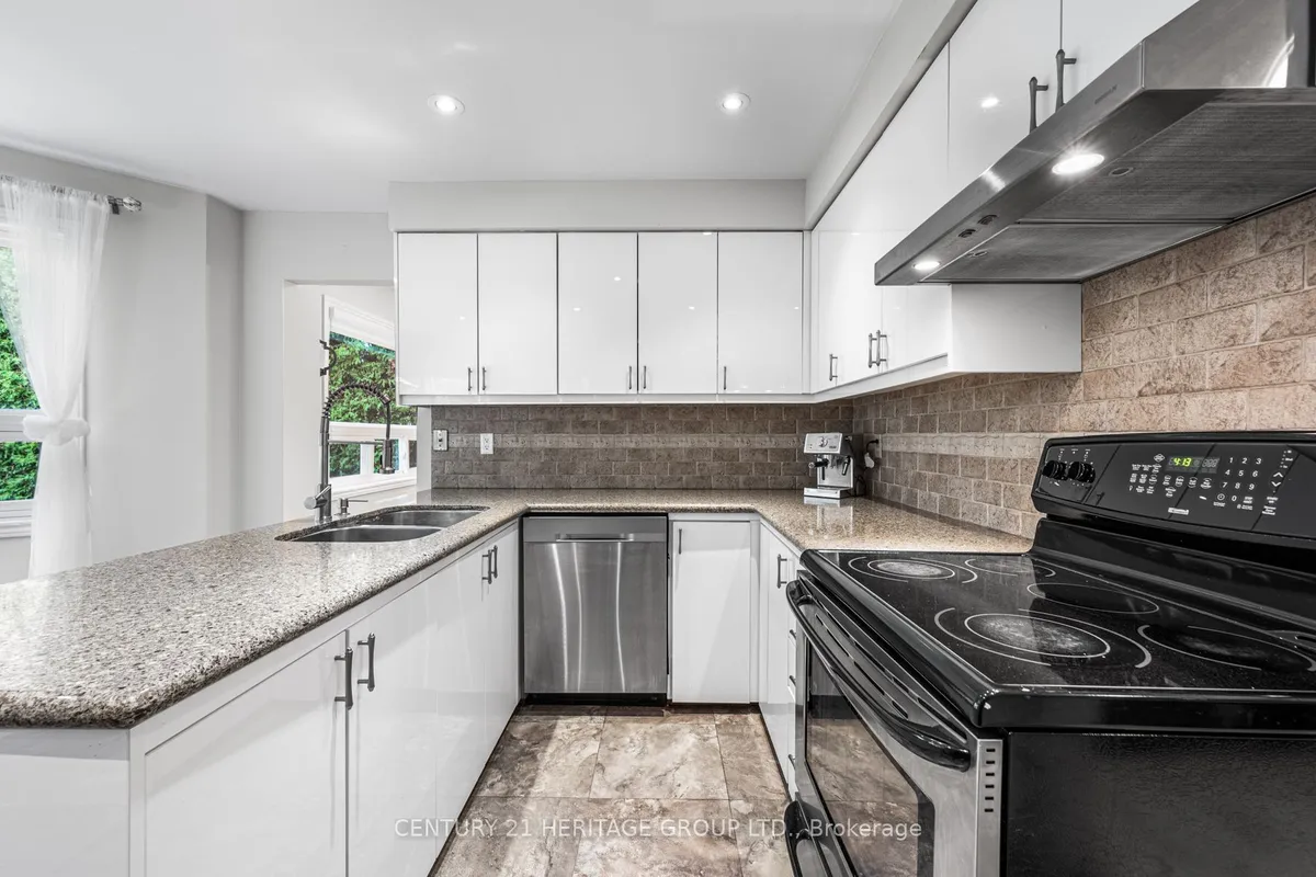 16 Wainwright Avenue, ON L4C 5R5