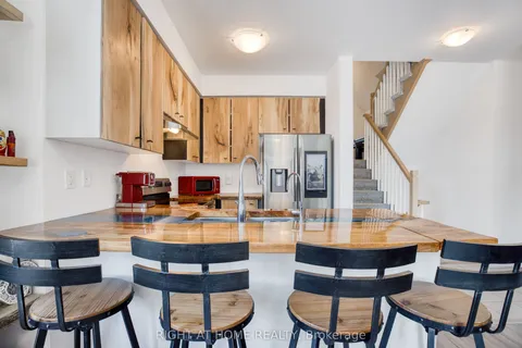 21 Lyall Stokes Circle, ON L0G 1M0