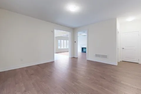 21 La Reine Avenue, ON L4E 2Y8