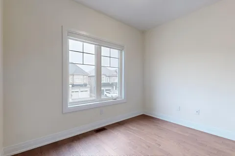 21 La Reine Avenue, ON L4E 2Y8