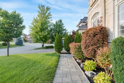 9 Heaney Court, ON L4G 0J7