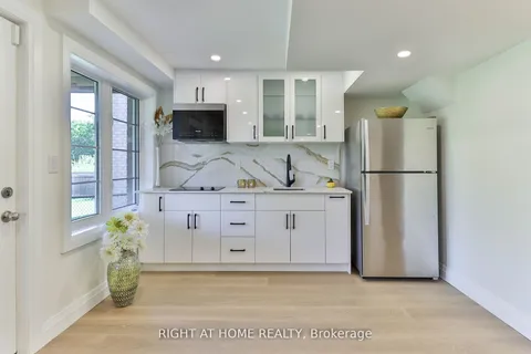 101 Roy Harper Avenue, ON L4G 0V5