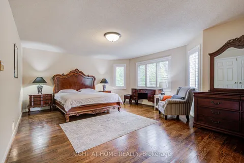 128 Carlyle Crescent, ON L4G 6P7