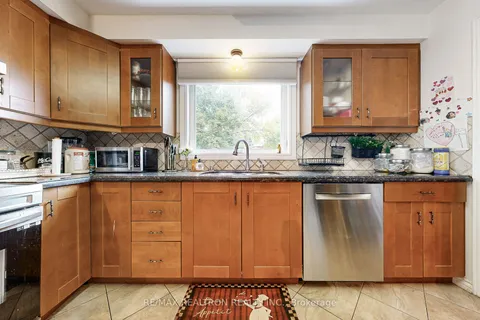 98 Charing Crescent, ON L4G 6P5