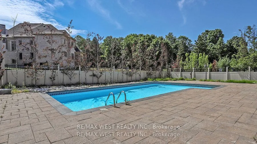 136 Hailsham Court, ON L4H 3P1