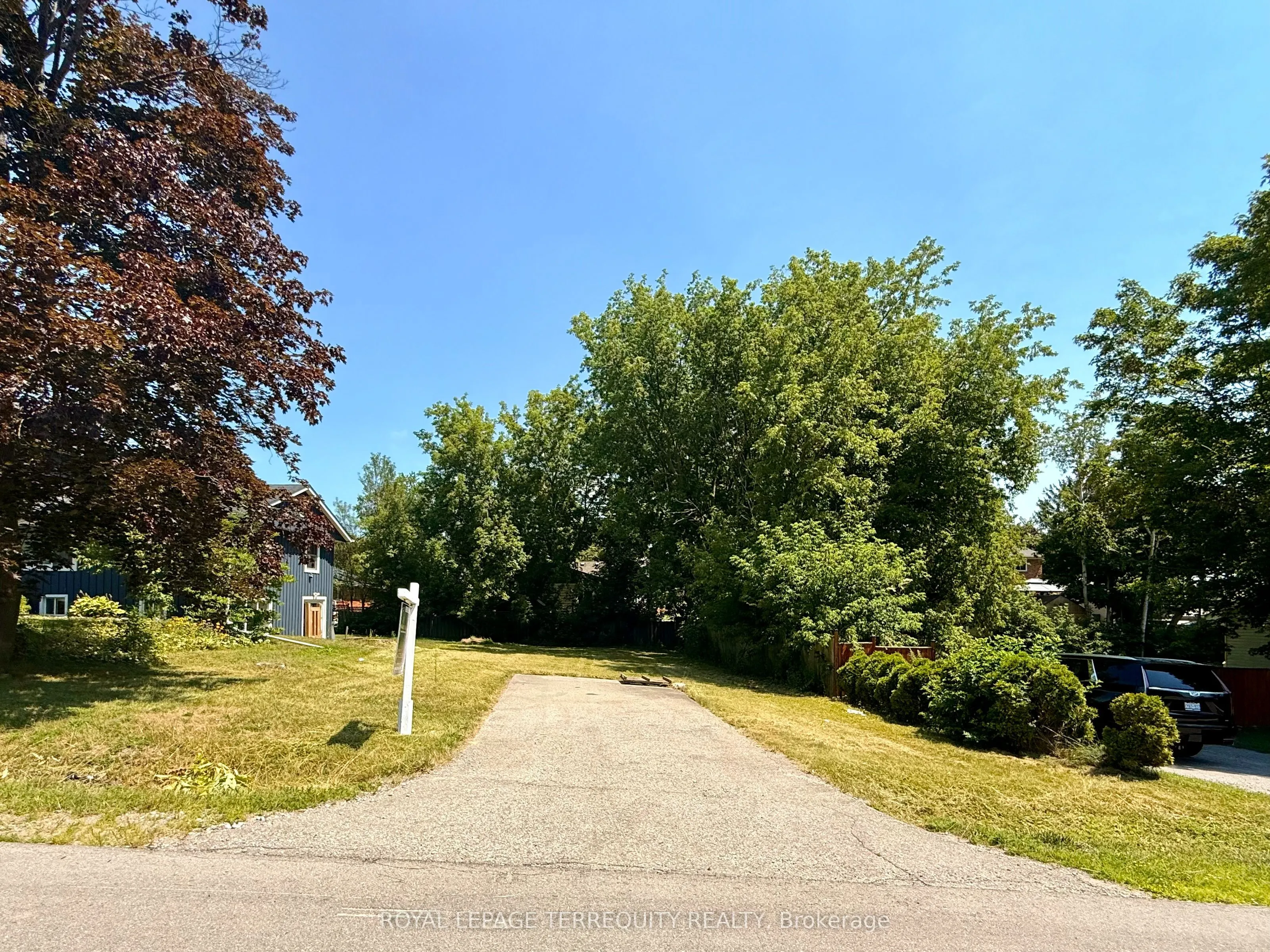 27 Elmvale Boulevard, ON L4A 2Y3