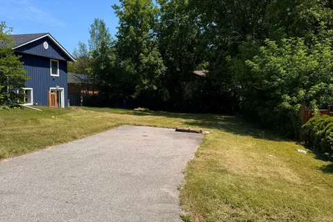 27 Elmvale Boulevard, ON L4A 2Y3