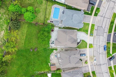 577 Royalpark Way, ON L4H 1K2