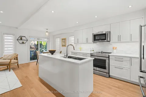 10 Oak Park Crescent, ON L6A 0B3