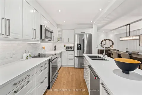 10 Oak Park Crescent, ON L6A 0B3