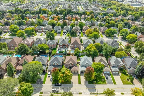 606 Brooker Ridge, ON L3X 1V7