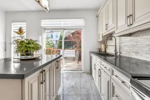 21 Brooks Avenue, ON L4G 7W2