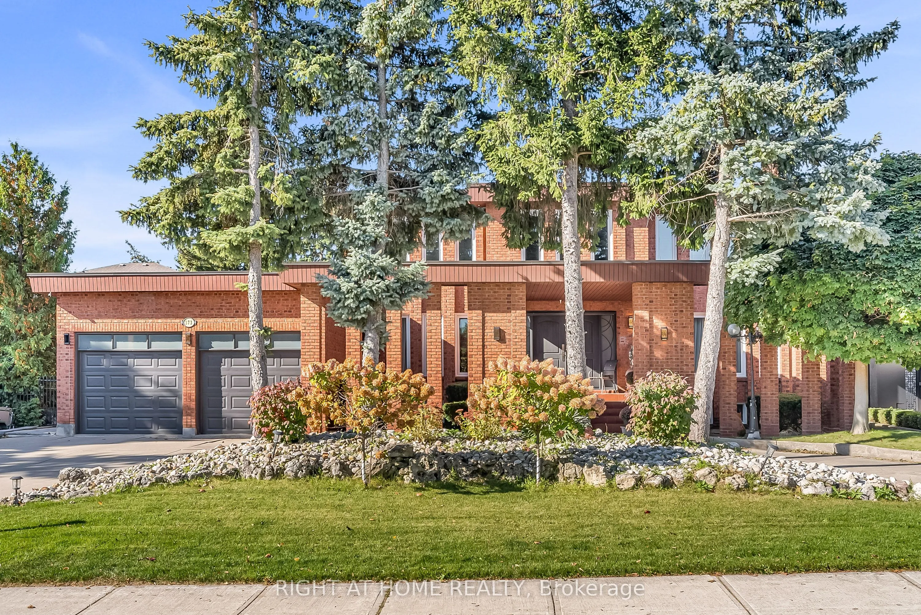 373 Firglen Ridge, ON L4L 1N6