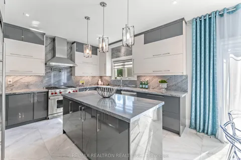 90 Savoy Crescent, ON L4J 7W3