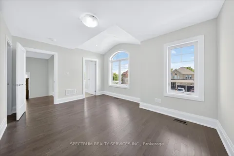 16 Barrow Avenue, ON L3Z 0W1