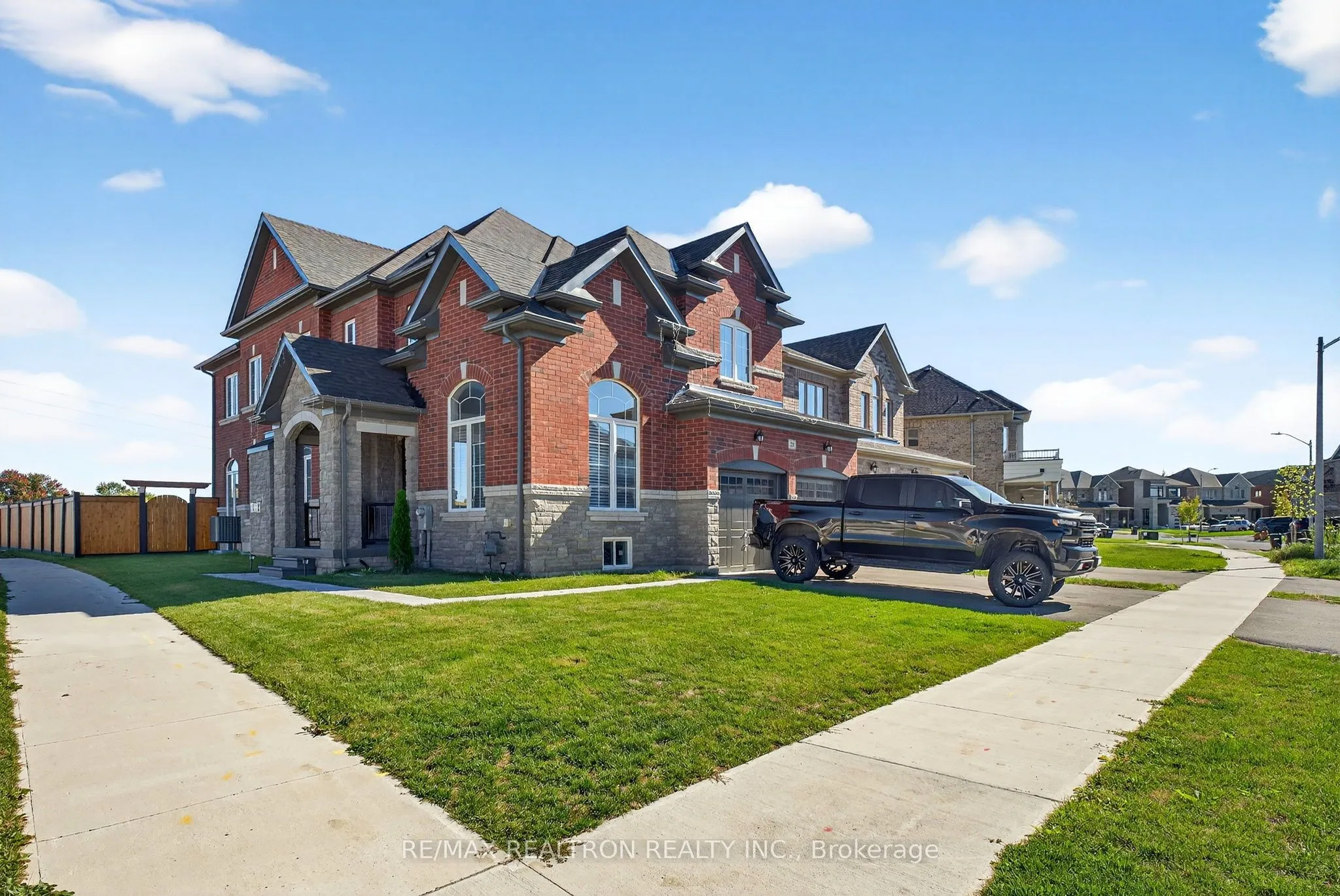250 FERRAGINE Crescent, ON L3Z 4J8